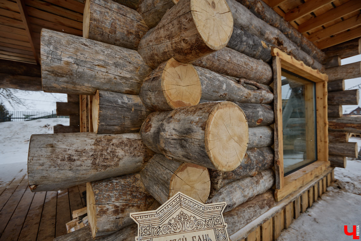 В весенние праздничные выходные гостей суздальского аквапарка сюрпризы ждали уже на входе. Сам царь-батюшка в короне набекрень радушно приветствовал всех, кто пожаловал в его волшебное государство. Но главными героями разудалых гуляний стали пять бань — новеньких, еще пахнущих деревом срубов. У каждой — свои имя, история, жар и дух.