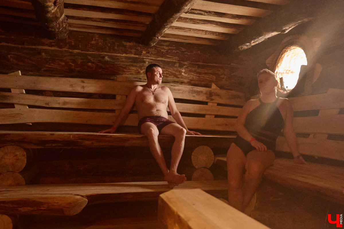 В весенние праздничные выходные гостей суздальского аквапарка сюрпризы ждали уже на входе. Сам царь-батюшка в короне набекрень радушно приветствовал всех, кто пожаловал в его волшебное государство. Но главными героями разудалых гуляний стали пять бань — новеньких, еще пахнущих деревом срубов. У каждой — свои имя, история, жар и дух.