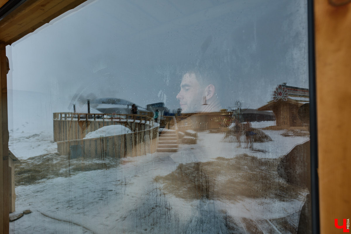 В весенние праздничные выходные гостей суздальского аквапарка сюрпризы ждали уже на входе. Сам царь-батюшка в короне набекрень радушно приветствовал всех, кто пожаловал в его волшебное государство. Но главными героями разудалых гуляний стали пять бань — новеньких, еще пахнущих деревом срубов. У каждой — свои имя, история, жар и дух.