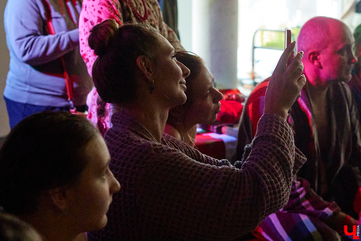 В весенние праздничные выходные гостей суздальского аквапарка сюрпризы ждали уже на входе. Сам царь-батюшка в короне набекрень радушно приветствовал всех, кто пожаловал в его волшебное государство. Но главными героями разудалых гуляний стали пять бань — новеньких, еще пахнущих деревом срубов. У каждой — свои имя, история, жар и дух.