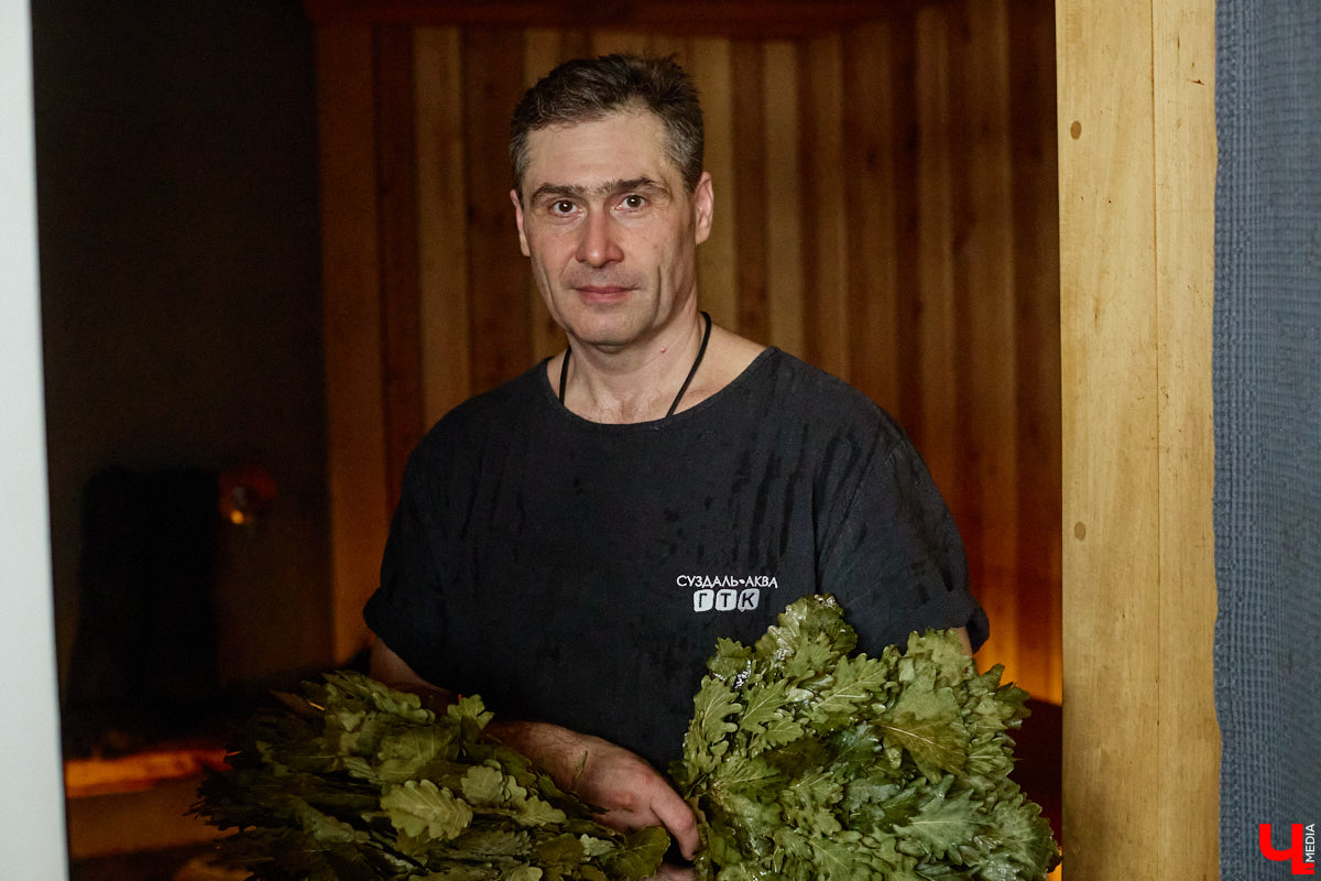 В весенние праздничные выходные гостей суздальского аквапарка сюрпризы ждали уже на входе. Сам царь-батюшка в короне набекрень радушно приветствовал всех, кто пожаловал в его волшебное государство. Но главными героями разудалых гуляний стали пять бань — новеньких, еще пахнущих деревом срубов. У каждой — свои имя, история, жар и дух.