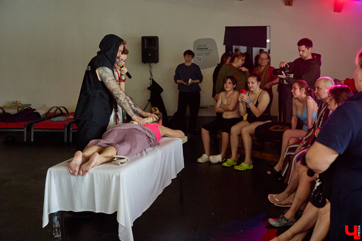 В весенние праздничные выходные гостей суздальского аквапарка сюрпризы ждали уже на входе. Сам царь-батюшка в короне набекрень радушно приветствовал всех, кто пожаловал в его волшебное государство. Но главными героями разудалых гуляний стали пять бань — новеньких, еще пахнущих деревом срубов. У каждой — свои имя, история, жар и дух.