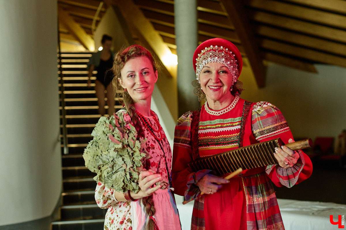 В весенние праздничные выходные гостей суздальского аквапарка сюрпризы ждали уже на входе. Сам царь-батюшка в короне набекрень радушно приветствовал всех, кто пожаловал в его волшебное государство. Но главными героями разудалых гуляний стали пять бань — новеньких, еще пахнущих деревом срубов. У каждой — свои имя, история, жар и дух.