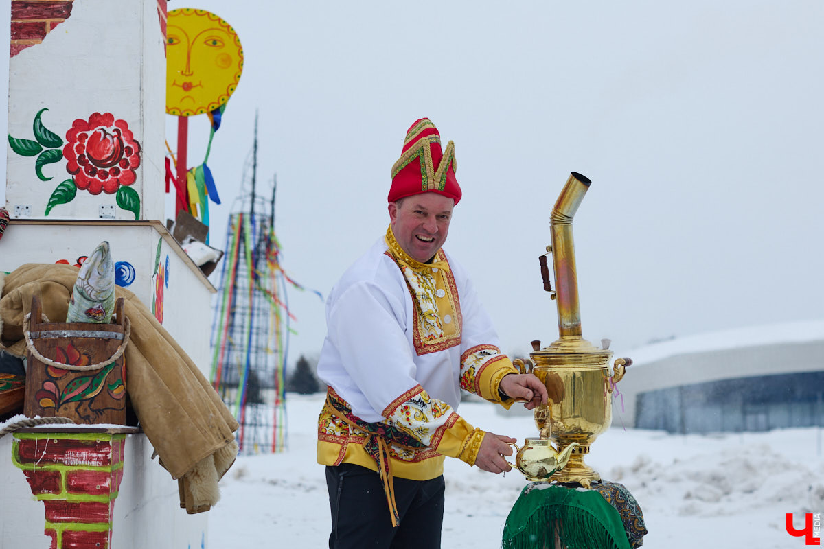 В весенние праздничные выходные гостей суздальского аквапарка сюрпризы ждали уже на входе. Сам царь-батюшка в короне набекрень радушно приветствовал всех, кто пожаловал в его волшебное государство. Но главными героями разудалых гуляний стали пять бань — новеньких, еще пахнущих деревом срубов. У каждой — свои имя, история, жар и дух.