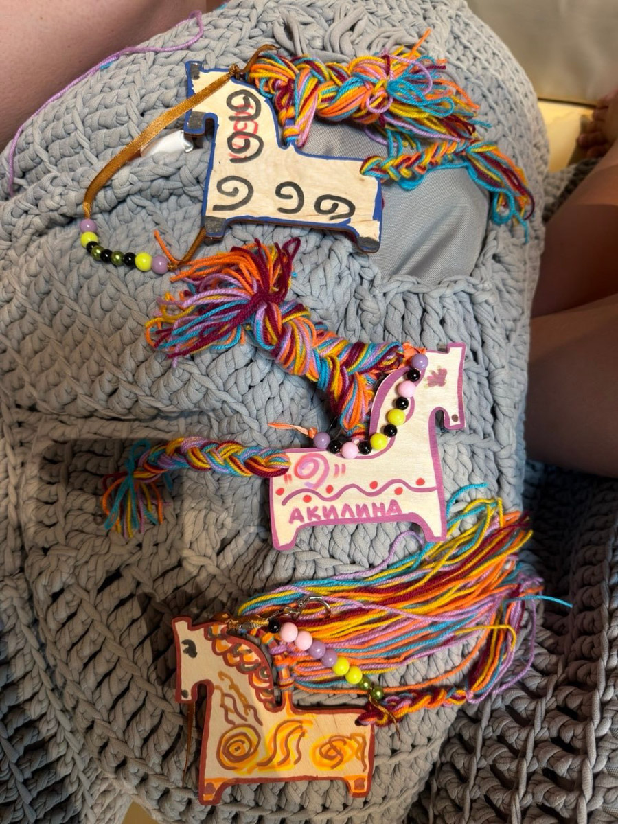 В весенние праздничные выходные гостей суздальского аквапарка сюрпризы ждали уже на входе. Сам царь-батюшка в короне набекрень радушно приветствовал всех, кто пожаловал в его волшебное государство. Но главными героями разудалых гуляний стали пять бань — новеньких, еще пахнущих деревом срубов. У каждой — свои имя, история, жар и дух.