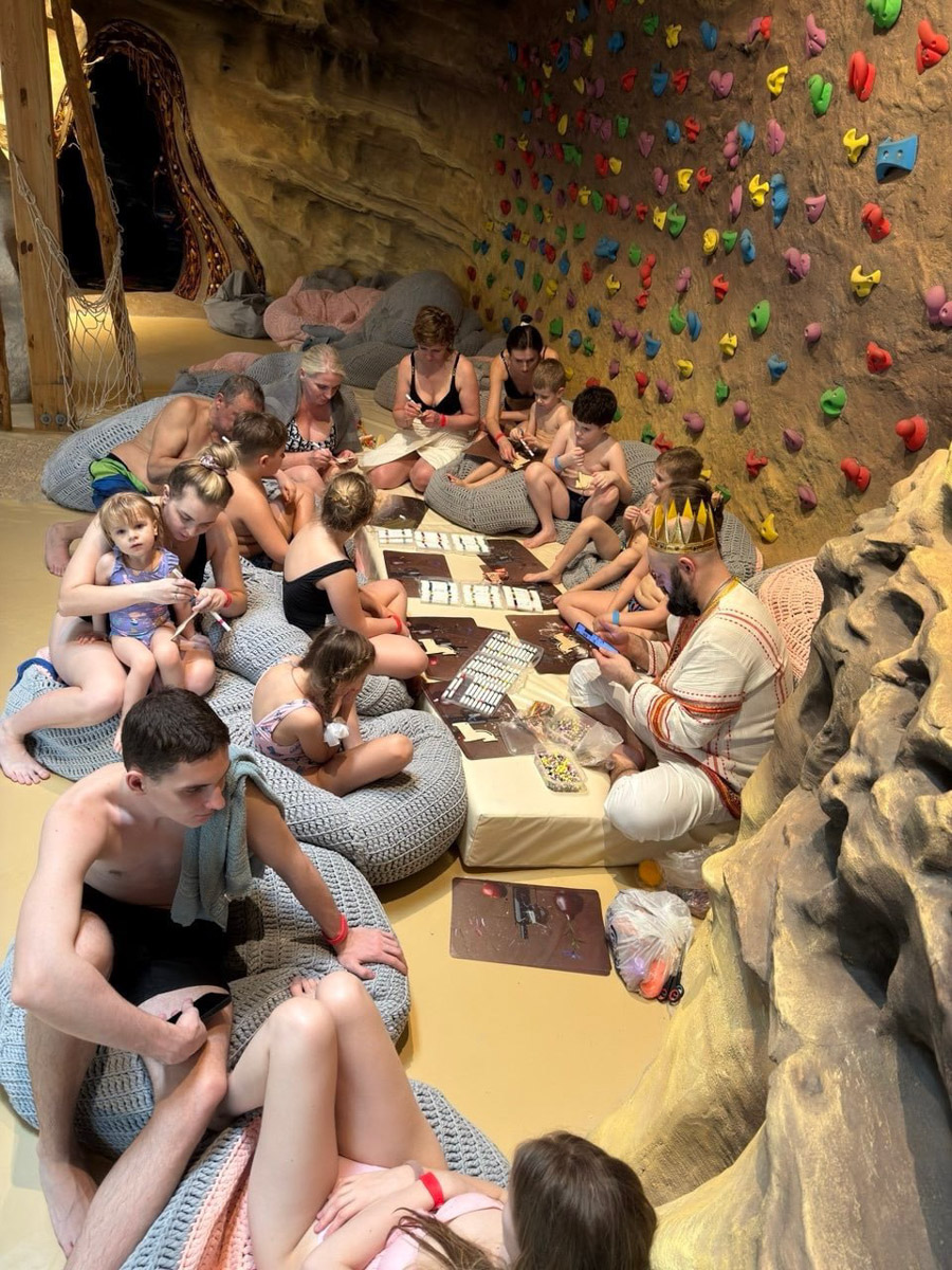 В весенние праздничные выходные гостей суздальского аквапарка сюрпризы ждали уже на входе. Сам царь-батюшка в короне набекрень радушно приветствовал всех, кто пожаловал в его волшебное государство. Но главными героями разудалых гуляний стали пять бань — новеньких, еще пахнущих деревом срубов. У каждой — свои имя, история, жар и дух.