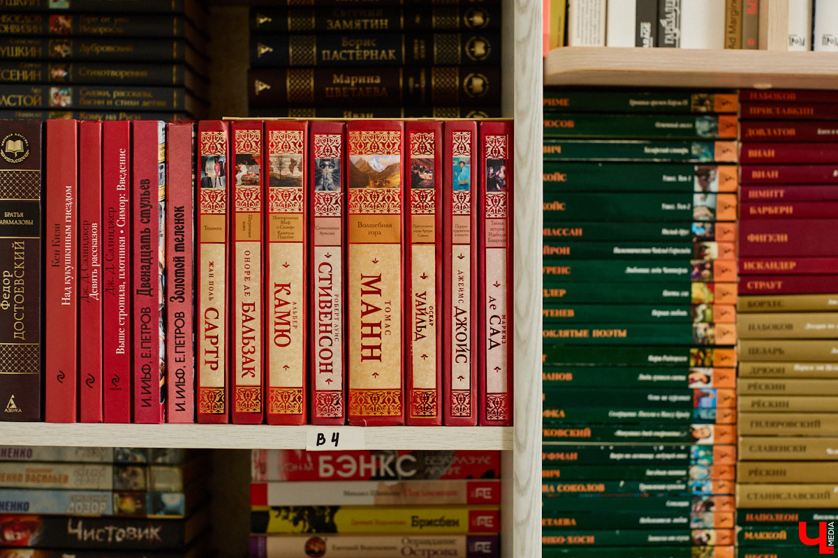 Сколько книг вы храните дома? У большого поклонника андеграунда и одного из кураторов «Книжного движа» Ивана Голубева их уже около тысячи! И практически про каждый томик из коллекции он может рассказать интереснейшую историю! Некоторые из них он поведал «Ключ-Медиа».