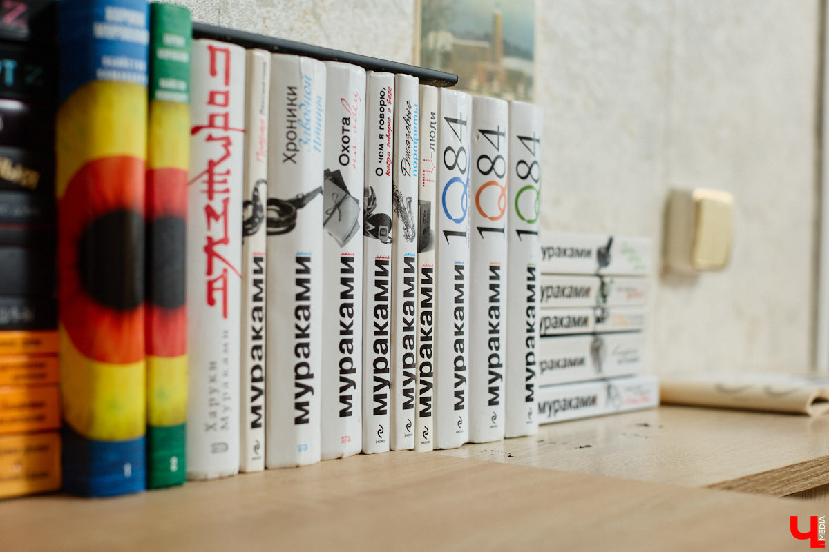 Сколько книг вы храните дома? У большого поклонника андеграунда и одного из кураторов «Книжного движа» Ивана Голубева их уже около тысячи! И практически про каждый томик из коллекции он может рассказать интереснейшую историю! Некоторые из них он поведал «Ключ-Медиа».