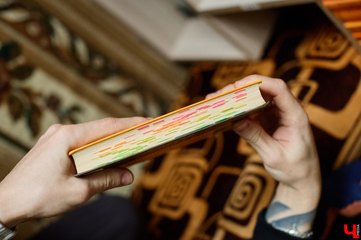 Сколько книг вы храните дома? У большого поклонника андеграунда и одного из кураторов «Книжного движа» Ивана Голубева их уже около тысячи! И практически про каждый томик из коллекции он может рассказать интереснейшую историю! Некоторые из них он поведал «Ключ-Медиа».