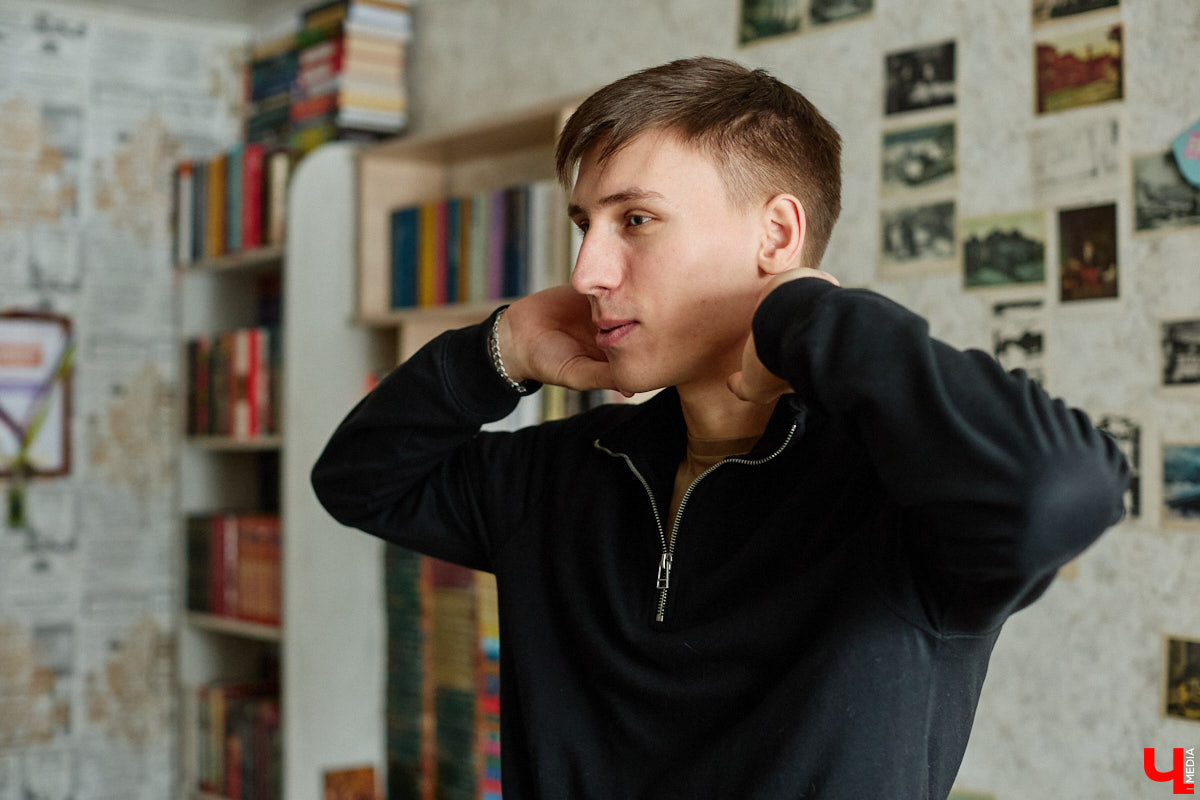 Сколько книг вы храните дома? У большого поклонника андеграунда и одного из кураторов «Книжного движа» Ивана Голубева их уже около тысячи! И практически про каждый томик из коллекции он может рассказать интереснейшую историю! Некоторые из них он поведал «Ключ-Медиа».