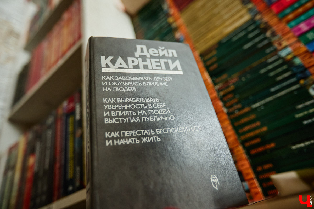 Сколько книг вы храните дома? У большого поклонника андеграунда и одного из кураторов «Книжного движа» Ивана Голубева их уже около тысячи! И практически про каждый томик из коллекции он может рассказать интереснейшую историю! Некоторые из них он поведал «Ключ-Медиа».