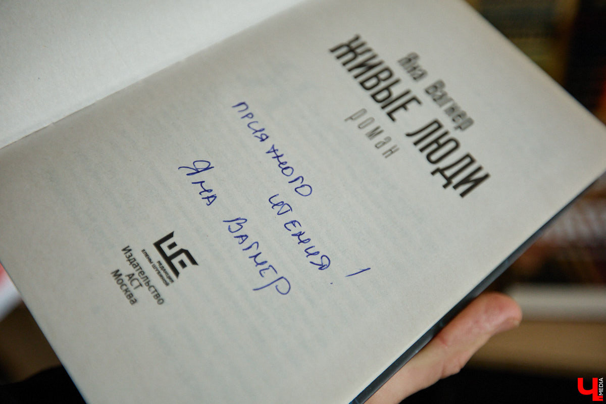 Сколько книг вы храните дома? У большого поклонника андеграунда и одного из кураторов «Книжного движа» Ивана Голубева их уже около тысячи! И практически про каждый томик из коллекции он может рассказать интереснейшую историю! Некоторые из них он поведал «Ключ-Медиа».