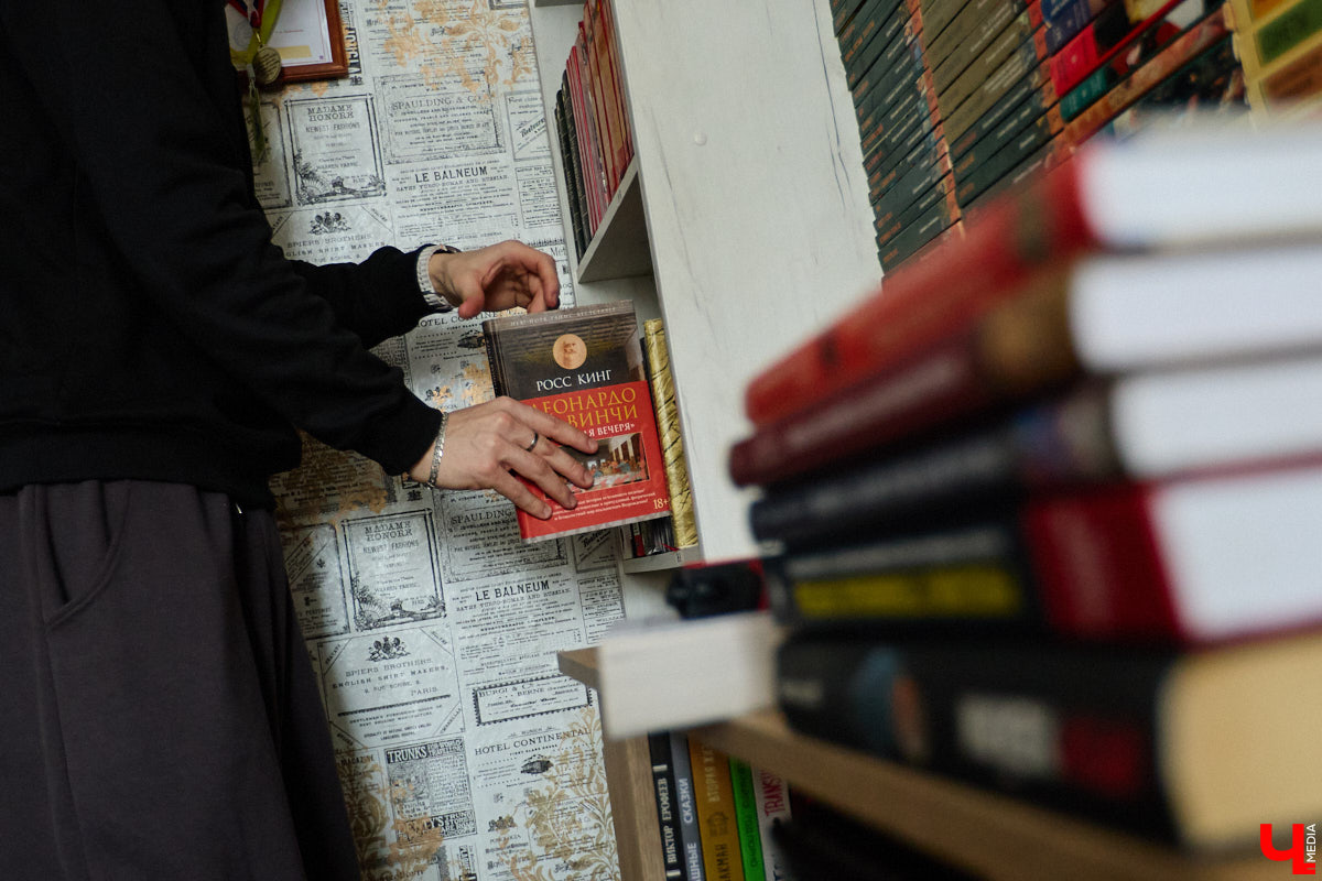 Сколько книг вы храните дома? У большого поклонника андеграунда и одного из кураторов «Книжного движа» Ивана Голубева их уже около тысячи! И практически про каждый томик из коллекции он может рассказать интереснейшую историю! Некоторые из них он поведал «Ключ-Медиа».