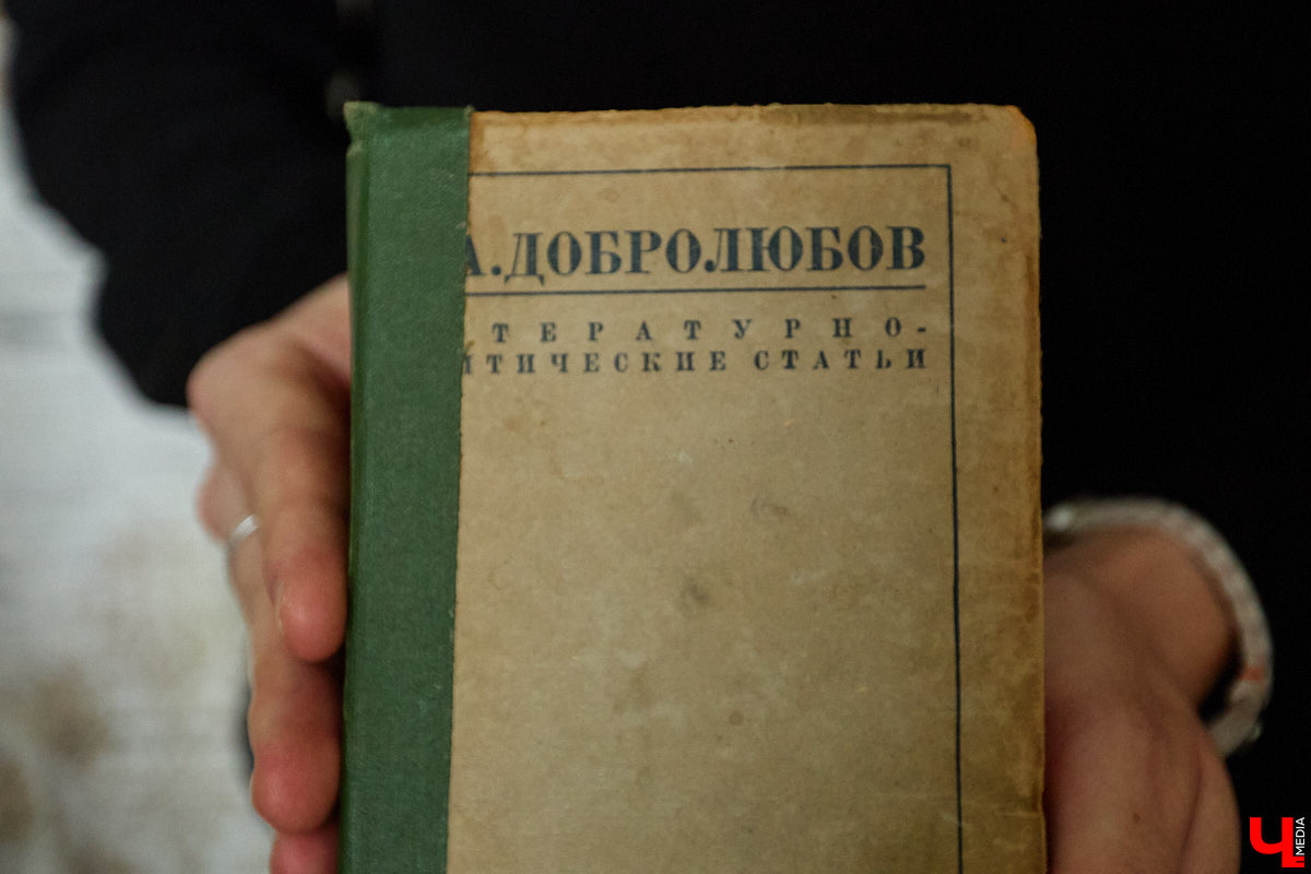 Сколько книг вы храните дома? У большого поклонника андеграунда и одного из кураторов «Книжного движа» Ивана Голубева их уже около тысячи! И практически про каждый томик из коллекции он может рассказать интереснейшую историю! Некоторые из них он поведал «Ключ-Медиа».