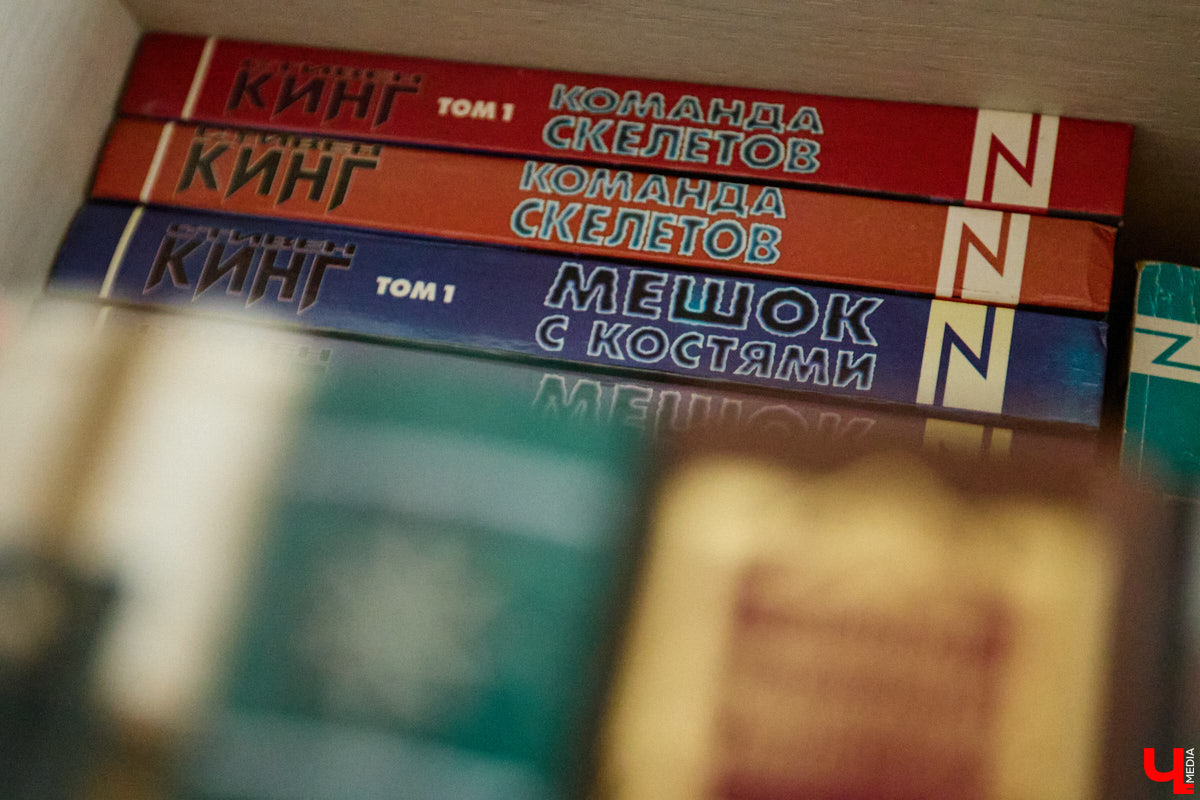 Сколько книг вы храните дома? У большого поклонника андеграунда и одного из кураторов «Книжного движа» Ивана Голубева их уже около тысячи! И практически про каждый томик из коллекции он может рассказать интереснейшую историю! Некоторые из них он поведал «Ключ-Медиа».