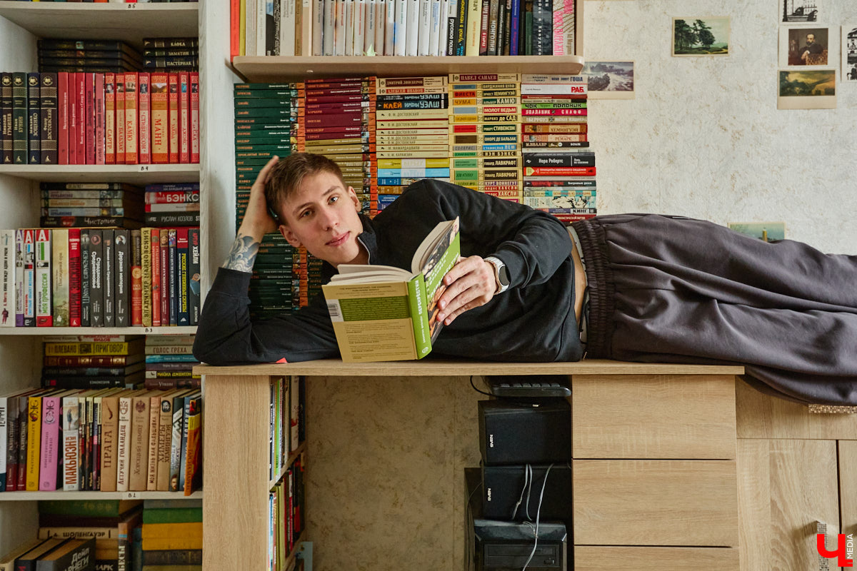 Сколько книг вы храните дома? У большого поклонника андеграунда и одного из кураторов «Книжного движа» Ивана Голубева их уже около тысячи! И практически про каждый томик из коллекции он может рассказать интереснейшую историю! Некоторые из них он поведал «Ключ-Медиа».