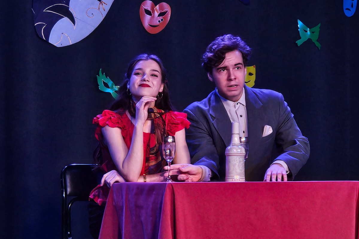 Театр в наше время — это и кабинет психолога, и трибуна для манифеста, и место, где человека действительно могут услышать. Особенно это актуально для молодежных трупп. Девушки и юноши ставят пьесы о буллинге, первой любви и поисках себя, не забывая, конечно, про великую классику. И это неплохо им удается! «Ключ-Медиа» поговорил с актерами владимирского «Универсума» об их достижениях и забавных сценических ляпах.