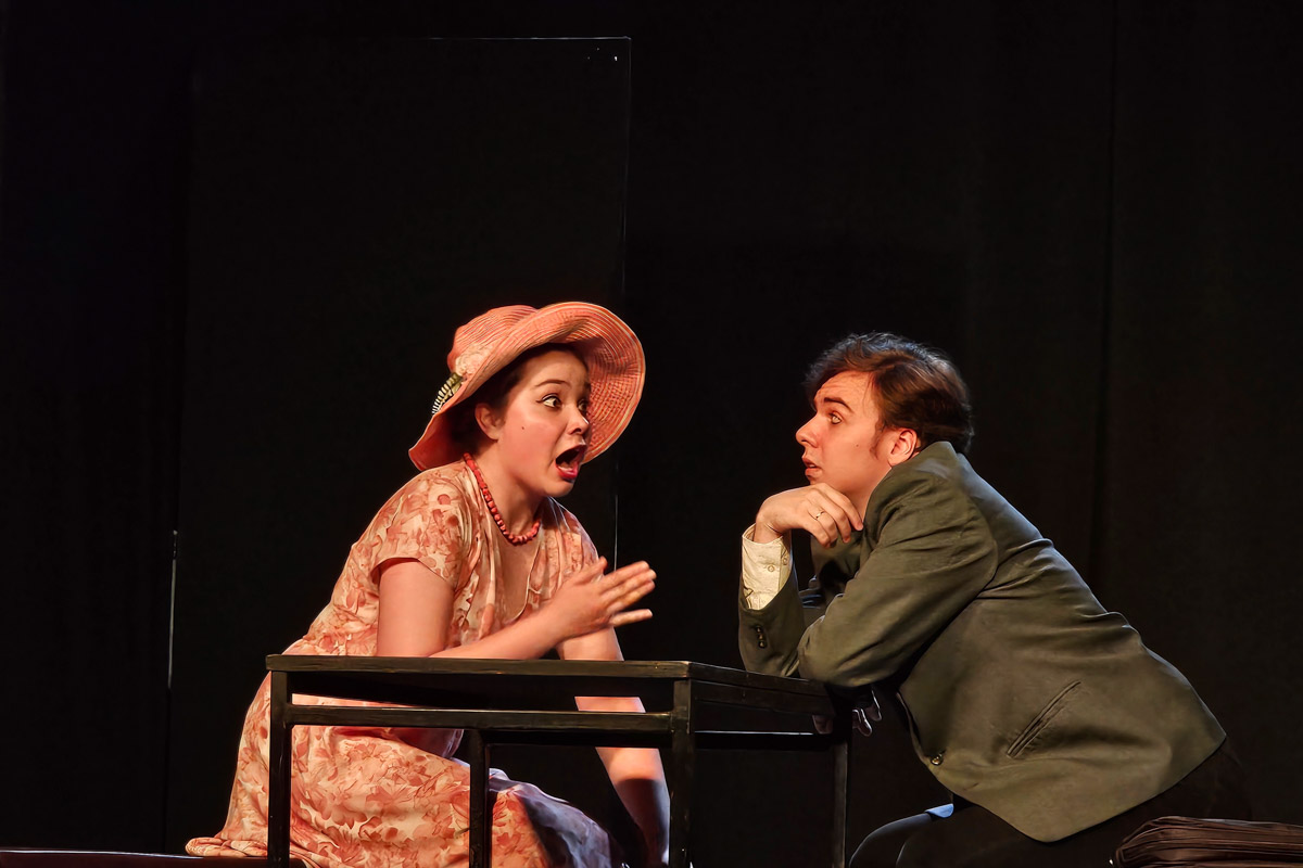 Театр в наше время — это и кабинет психолога, и трибуна для манифеста, и место, где человека действительно могут услышать. Особенно это актуально для молодежных трупп. Девушки и юноши ставят пьесы о буллинге, первой любви и поисках себя, не забывая, конечно, про великую классику. И это неплохо им удается! «Ключ-Медиа» поговорил с актерами владимирского «Универсума» об их достижениях и забавных сценических ляпах.