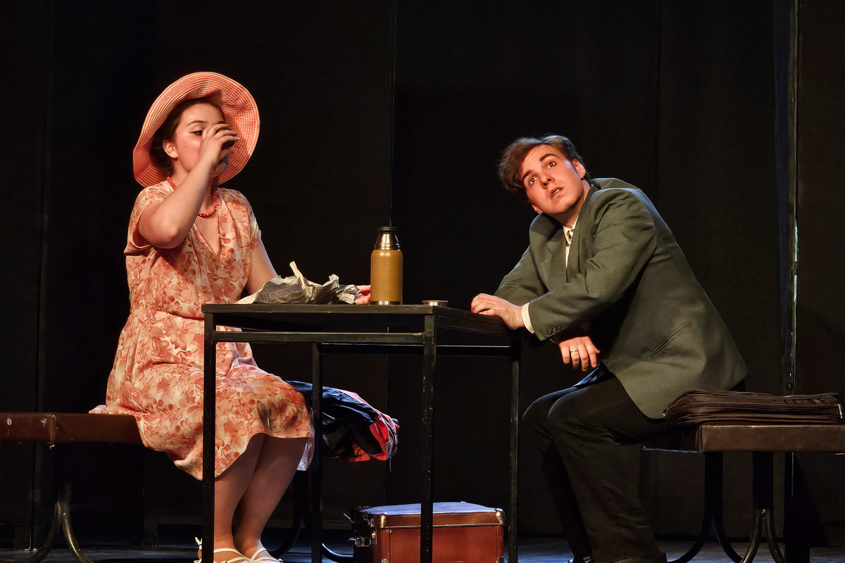 Театр в наше время — это и кабинет психолога, и трибуна для манифеста, и место, где человека действительно могут услышать. Особенно это актуально для молодежных трупп. Девушки и юноши ставят пьесы о буллинге, первой любви и поисках себя, не забывая, конечно, про великую классику. И это неплохо им удается! «Ключ-Медиа» поговорил с актерами владимирского «Универсума» об их достижениях и забавных сценических ляпах.