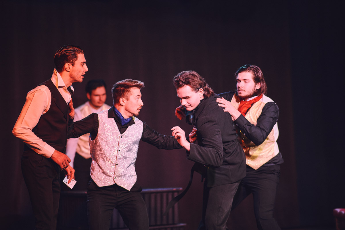 Театр в наше время — это и кабинет психолога, и трибуна для манифеста, и место, где человека действительно могут услышать. Особенно это актуально для молодежных трупп. Девушки и юноши ставят пьесы о буллинге, первой любви и поисках себя, не забывая, конечно, про великую классику. И это неплохо им удается! «Ключ-Медиа» поговорил с актерами владимирского «Универсума» об их достижениях и забавных сценических ляпах.