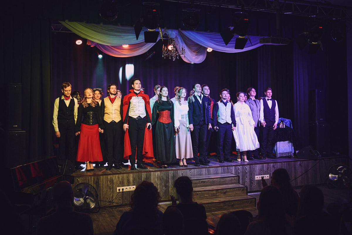 Театр в наше время — это и кабинет психолога, и трибуна для манифеста, и место, где человека действительно могут услышать. Особенно это актуально для молодежных трупп. Девушки и юноши ставят пьесы о буллинге, первой любви и поисках себя, не забывая, конечно, про великую классику. И это неплохо им удается! «Ключ-Медиа» поговорил с актерами владимирского «Универсума» об их достижениях и забавных сценических ляпах.