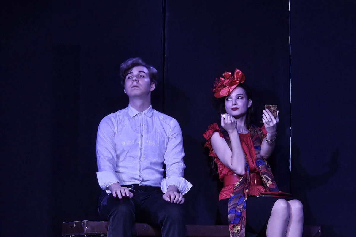 Театр в наше время — это и кабинет психолога, и трибуна для манифеста, и место, где человека действительно могут услышать. Особенно это актуально для молодежных трупп. Девушки и юноши ставят пьесы о буллинге, первой любви и поисках себя, не забывая, конечно, про великую классику. И это неплохо им удается! «Ключ-Медиа» поговорил с актерами владимирского «Универсума» об их достижениях и забавных сценических ляпах.