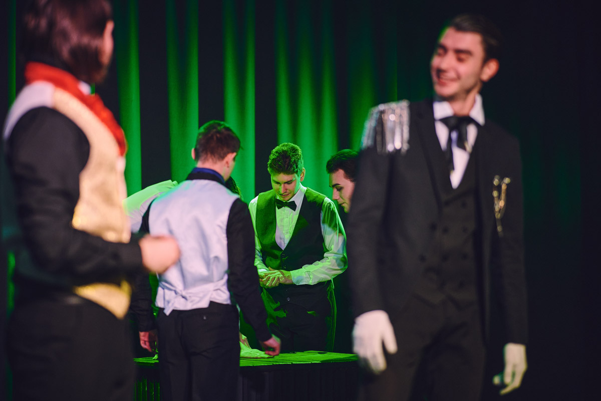 Театр в наше время — это и кабинет психолога, и трибуна для манифеста, и место, где человека действительно могут услышать. Особенно это актуально для молодежных трупп. Девушки и юноши ставят пьесы о буллинге, первой любви и поисках себя, не забывая, конечно, про великую классику. И это неплохо им удается! «Ключ-Медиа» поговорил с актерами владимирского «Универсума» об их достижениях и забавных сценических ляпах.