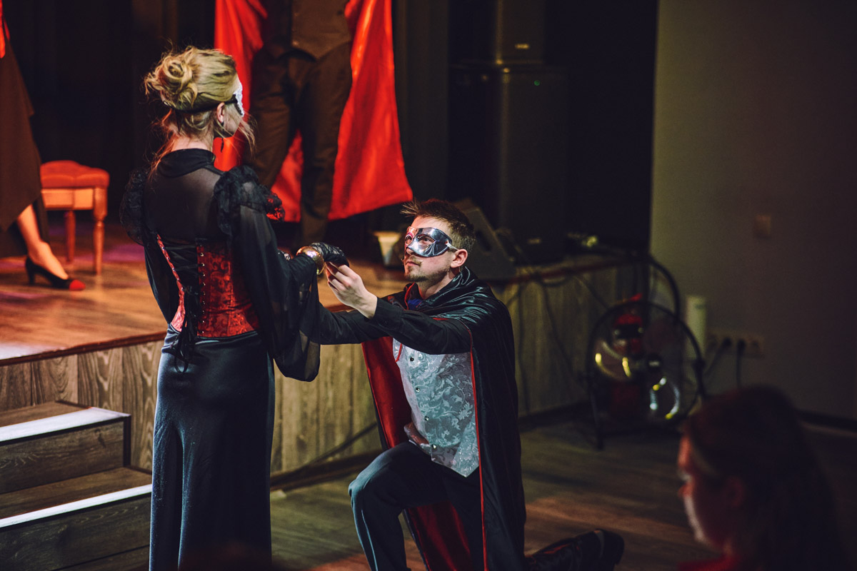 Театр в наше время — это и кабинет психолога, и трибуна для манифеста, и место, где человека действительно могут услышать. Особенно это актуально для молодежных трупп. Девушки и юноши ставят пьесы о буллинге, первой любви и поисках себя, не забывая, конечно, про великую классику. И это неплохо им удается! «Ключ-Медиа» поговорил с актерами владимирского «Универсума» об их достижениях и забавных сценических ляпах.