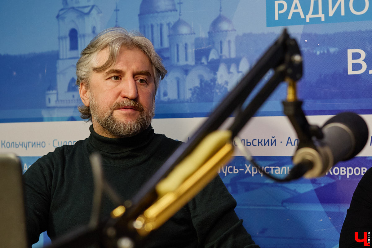 Если книга Михаила Язынина «Владимир пешком» больше про улицы и здания, то запущенная по следам путеводителя радиопередача в основном о людях. Каждый эфир — не скучная биография, а живая история с яркими деталями и аудиозаписями. Сейчас в доступе уже два десятка выпусков. Их «Ключ-Медиа» обсудил лично с автором.