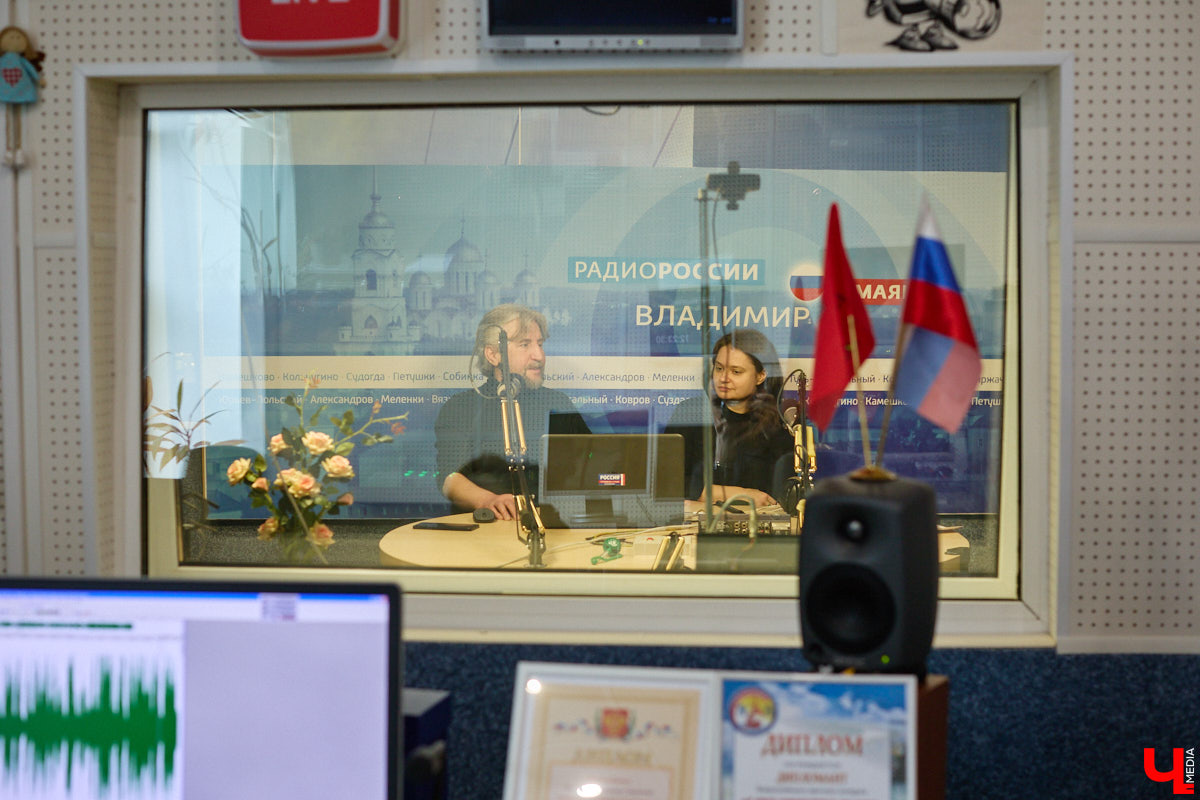 Если книга Михаила Язынина «Владимир пешком» больше про улицы и здания, то запущенная по следам путеводителя радиопередача в основном о людях. Каждый эфир — не скучная биография, а живая история с яркими деталями и аудиозаписями. Сейчас в доступе уже два десятка выпусков. Их «Ключ-Медиа» обсудил лично с автором.