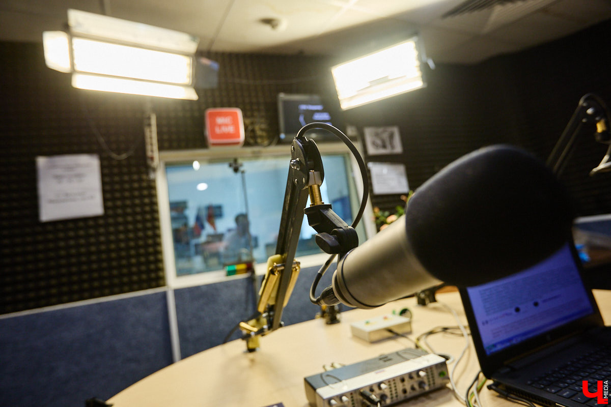 Если книга Михаила Язынина «Владимир пешком» больше про улицы и здания, то запущенная по следам путеводителя радиопередача в основном о людях. Каждый эфир — не скучная биография, а живая история с яркими деталями и аудиозаписями. Сейчас в доступе уже два десятка выпусков. Их «Ключ-Медиа» обсудил лично с автором.