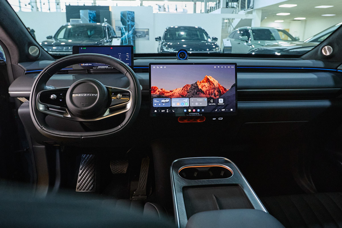 Если вы думали, что главная фишка автомобилей EXEED — это только гигантские экраны и разгон до сотни быстрее, чем вы успеете сказать: «Вау!», то у нас новости. В начале февраля европейцы из Euro NCAP (те самые ребята, которые профессионально разбивают машины об стену ради вашего спокойствия) вынесли вердикт: четырехдверное купе EXEED EXLANTIX ES и кроссовер EXEED EXLANTIX ET — это официально отличники по безопасности.