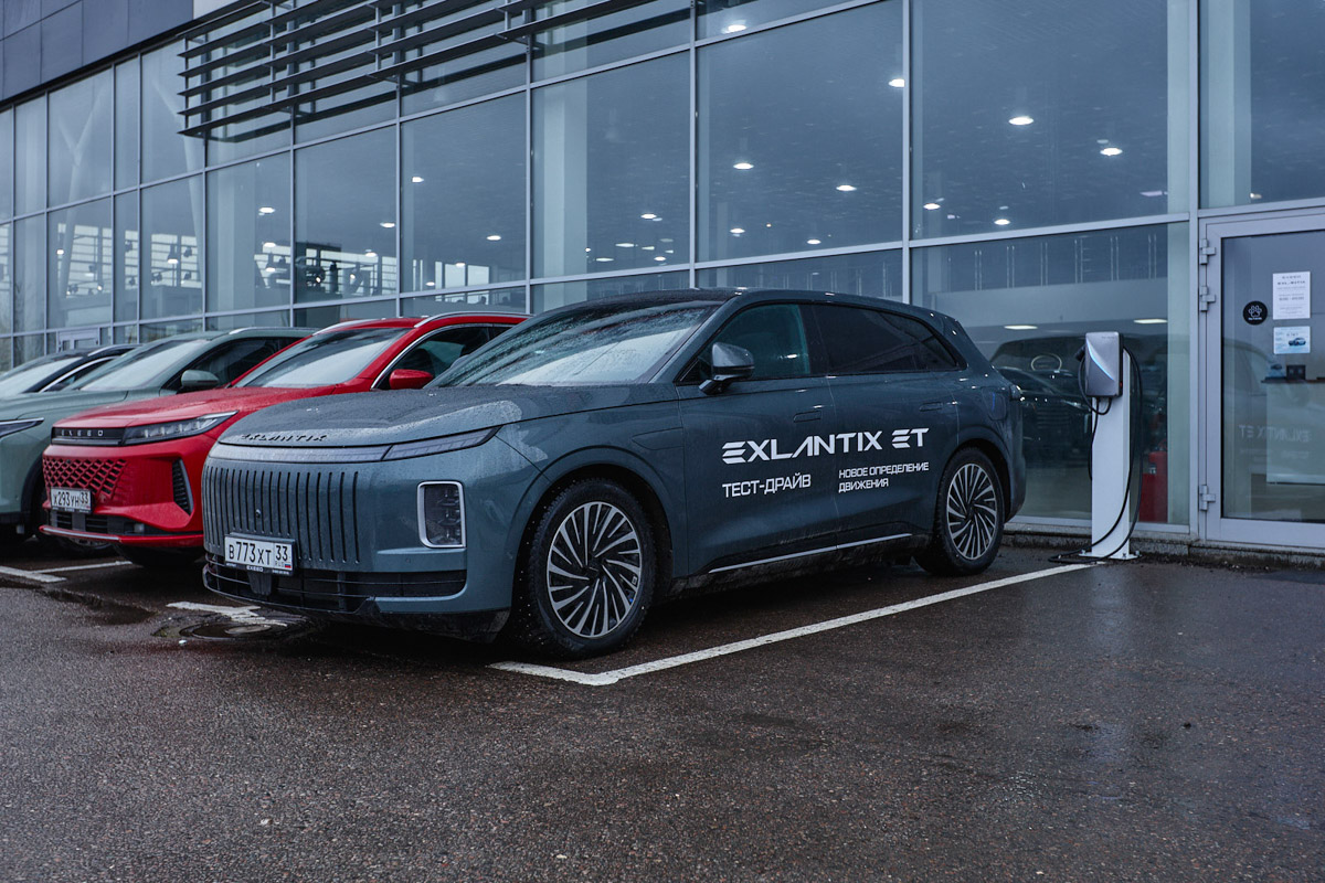 Если вы думали, что главная фишка автомобилей EXEED — это только гигантские экраны и разгон до сотни быстрее, чем вы успеете сказать: «Вау!», то у нас новости. В начале февраля европейцы из Euro NCAP (те самые ребята, которые профессионально разбивают машины об стену ради вашего спокойствия) вынесли вердикт: четырехдверное купе EXEED EXLANTIX ES и кроссовер EXEED EXLANTIX ET — это официально отличники по безопасности.