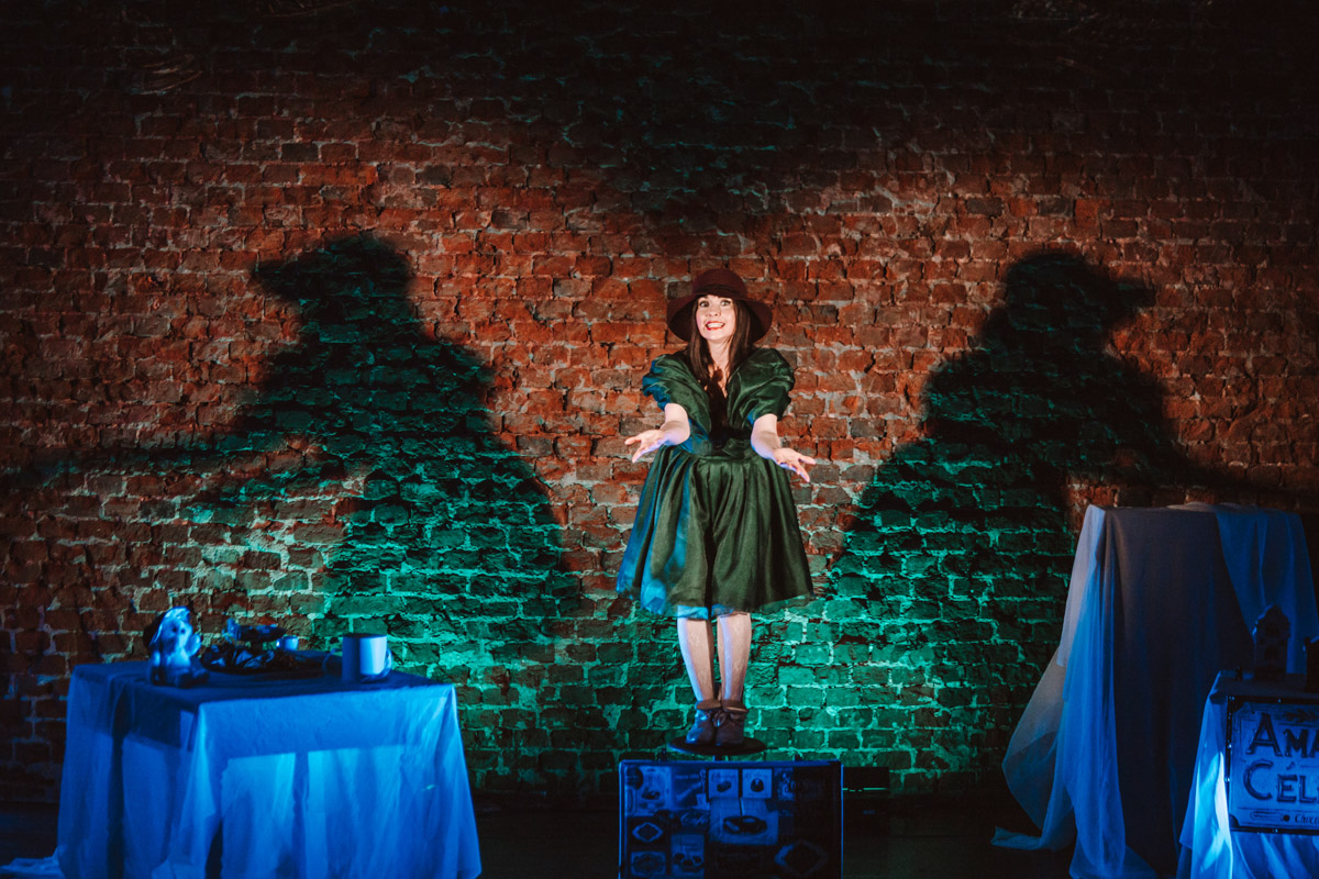 26 марта Валерия Емельянова представит моноспектакль «Шоколад» в баре «Другой». История о трансформации души, свободе и внутренней силе сегодня звучит как личное высказывание и одновременно как размышление о времени и театре. О том, что значит для нее профессиональный праздник, почему для этого показа выбрано барное пространство и что стоит за рождением и развитием постановки, мы поговорили с актрисой накануне Международного дня театра.