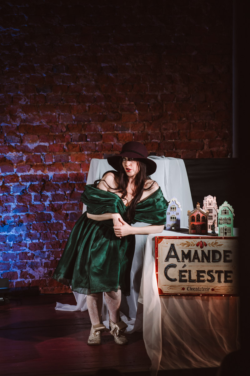 26 марта Валерия Емельянова представит моноспектакль «Шоколад» в баре «Другой». История о трансформации души, свободе и внутренней силе сегодня звучит как личное высказывание и одновременно как размышление о времени и театре. О том, что значит для нее профессиональный праздник, почему для этого показа выбрано барное пространство и что стоит за рождением и развитием постановки, мы поговорили с актрисой накануне Международного дня театра.