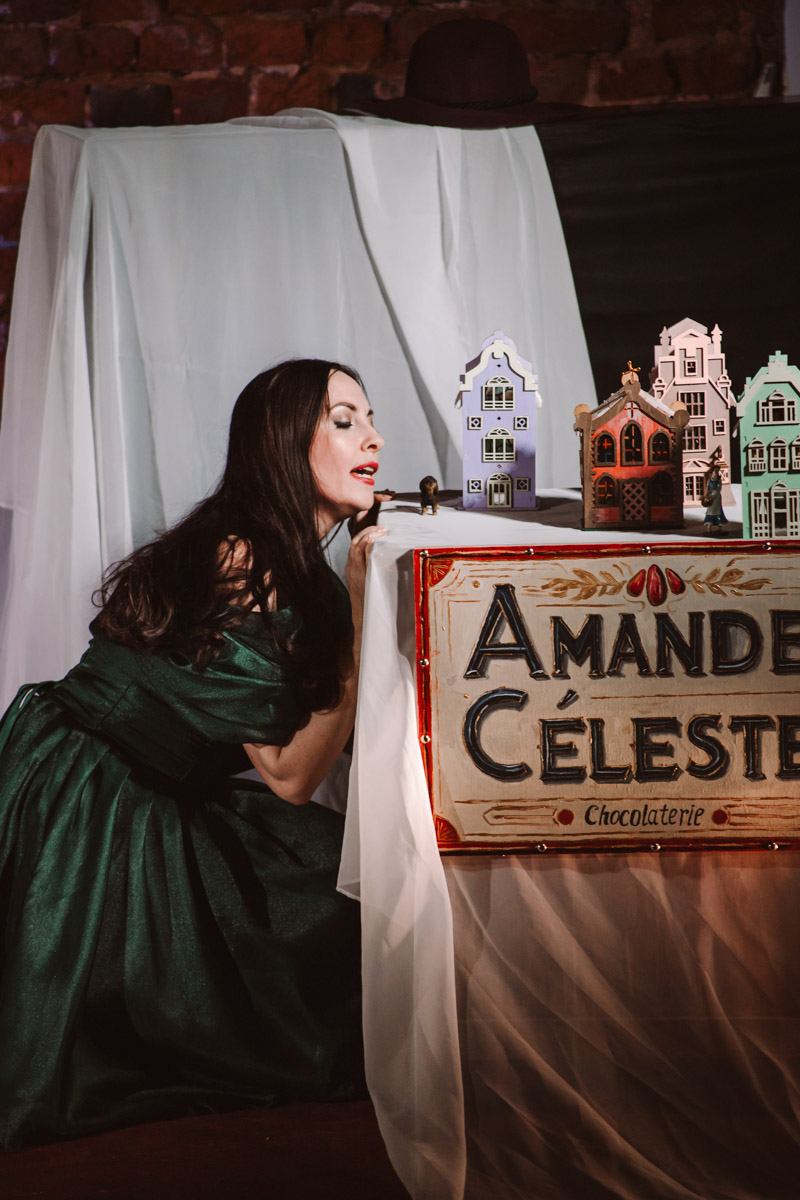 26 марта Валерия Емельянова представит моноспектакль «Шоколад» в баре «Другой». История о трансформации души, свободе и внутренней силе сегодня звучит как личное высказывание и одновременно как размышление о времени и театре. О том, что значит для нее профессиональный праздник, почему для этого показа выбрано барное пространство и что стоит за рождением и развитием постановки, мы поговорили с актрисой накануне Международного дня театра.