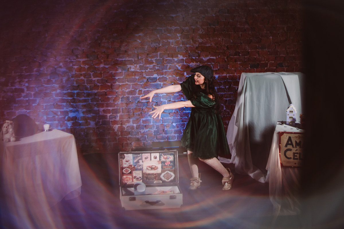 26 марта Валерия Емельянова представит моноспектакль «Шоколад» в баре «Другой». История о трансформации души, свободе и внутренней силе сегодня звучит как личное высказывание и одновременно как размышление о времени и театре. О том, что значит для нее профессиональный праздник, почему для этого показа выбрано барное пространство и что стоит за рождением и развитием постановки, мы поговорили с актрисой накануне Международного дня театра.