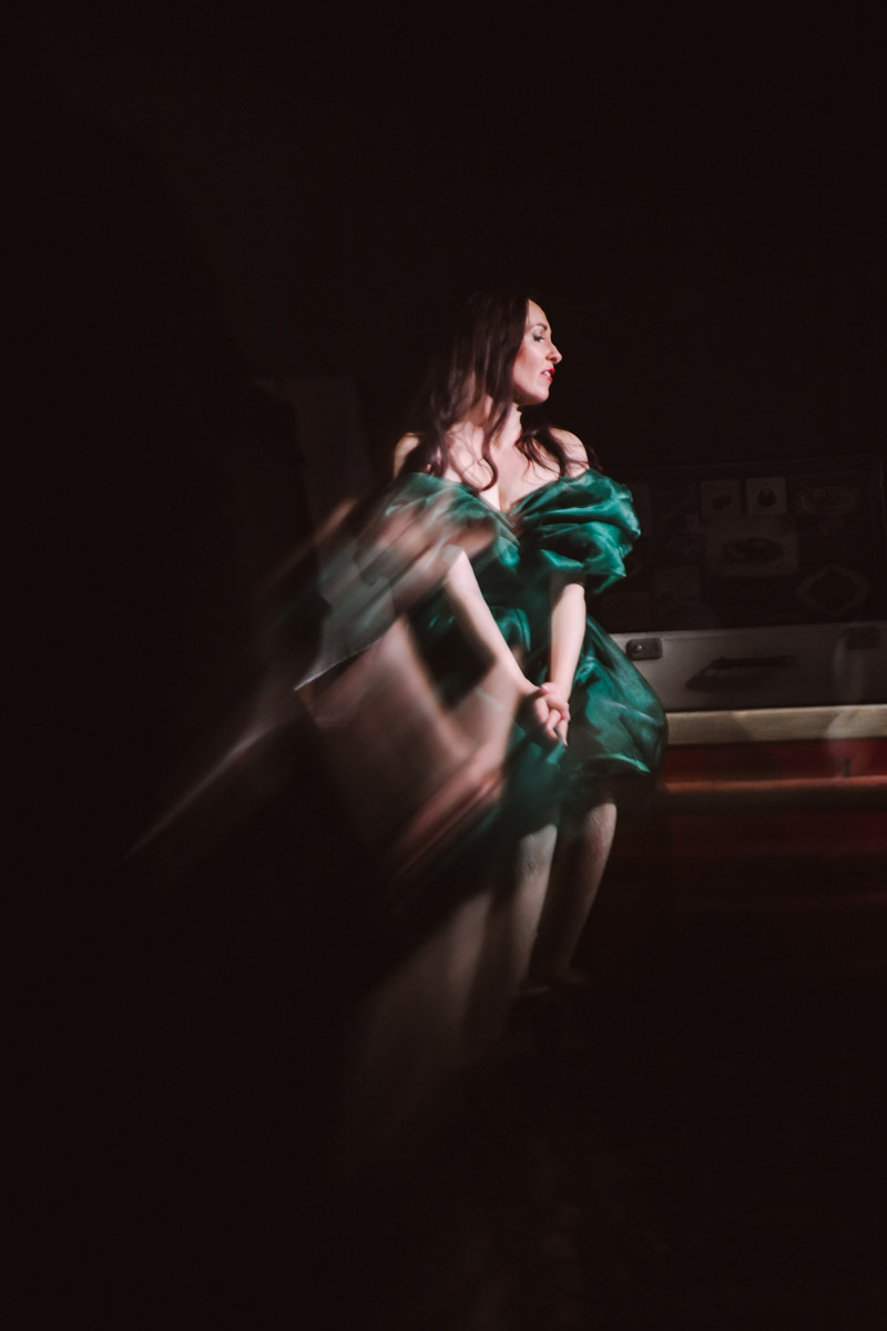 26 марта Валерия Емельянова представит моноспектакль «Шоколад» в баре «Другой». История о трансформации души, свободе и внутренней силе сегодня звучит как личное высказывание и одновременно как размышление о времени и театре. О том, что значит для нее профессиональный праздник, почему для этого показа выбрано барное пространство и что стоит за рождением и развитием постановки, мы поговорили с актрисой накануне Международного дня театра.