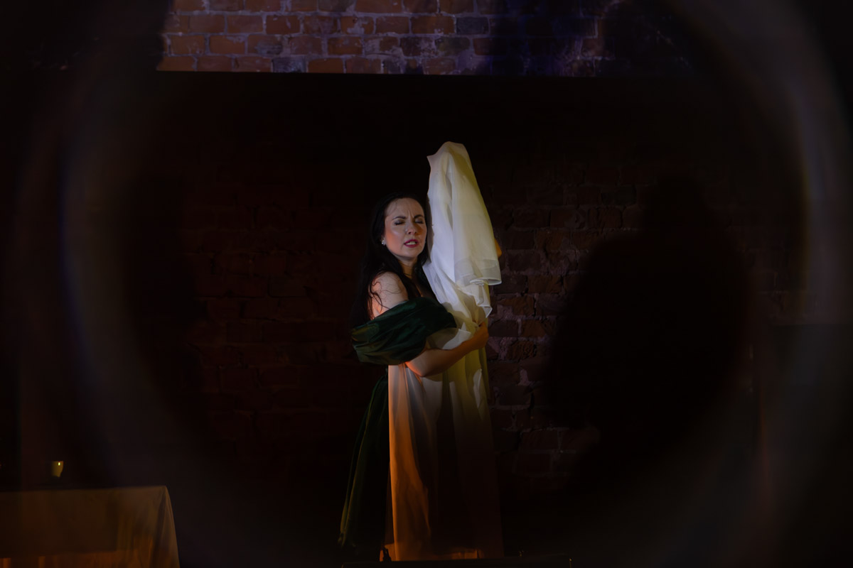 26 марта Валерия Емельянова представит моноспектакль «Шоколад» в баре «Другой». История о трансформации души, свободе и внутренней силе сегодня звучит как личное высказывание и одновременно как размышление о времени и театре. О том, что значит для нее профессиональный праздник, почему для этого показа выбрано барное пространство и что стоит за рождением и развитием постановки, мы поговорили с актрисой накануне Международного дня театра.