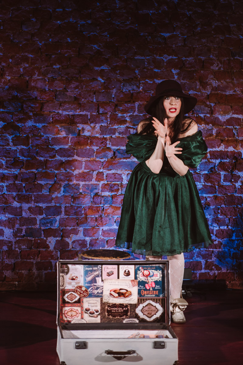 26 марта Валерия Емельянова представит моноспектакль «Шоколад» в баре «Другой». История о трансформации души, свободе и внутренней силе сегодня звучит как личное высказывание и одновременно как размышление о времени и театре. О том, что значит для нее профессиональный праздник, почему для этого показа выбрано барное пространство и что стоит за рождением и развитием постановки, мы поговорили с актрисой накануне Международного дня театра.