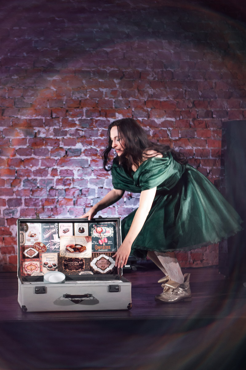 26 марта Валерия Емельянова представит моноспектакль «Шоколад» в баре «Другой». История о трансформации души, свободе и внутренней силе сегодня звучит как личное высказывание и одновременно как размышление о времени и театре. О том, что значит для нее профессиональный праздник, почему для этого показа выбрано барное пространство и что стоит за рождением и развитием постановки, мы поговорили с актрисой накануне Международного дня театра.