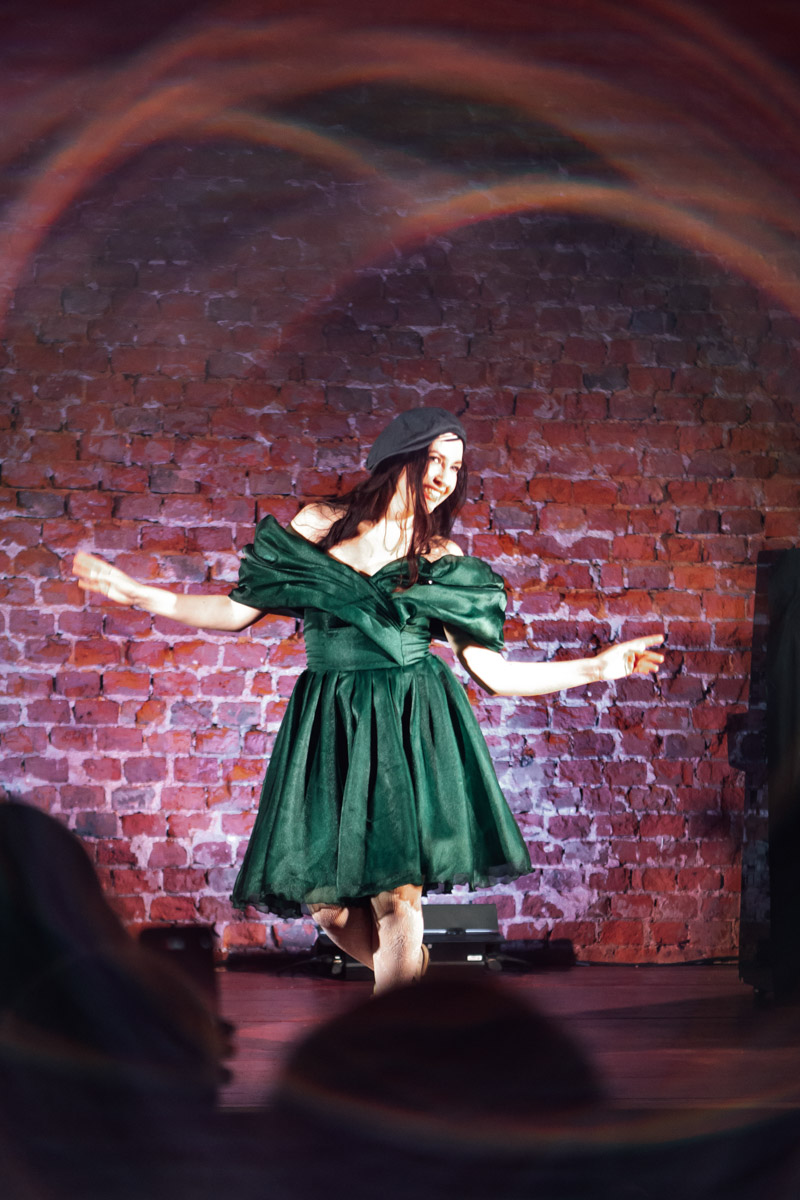 26 марта Валерия Емельянова представит моноспектакль «Шоколад» в баре «Другой». История о трансформации души, свободе и внутренней силе сегодня звучит как личное высказывание и одновременно как размышление о времени и театре. О том, что значит для нее профессиональный праздник, почему для этого показа выбрано барное пространство и что стоит за рождением и развитием постановки, мы поговорили с актрисой накануне Международного дня театра.