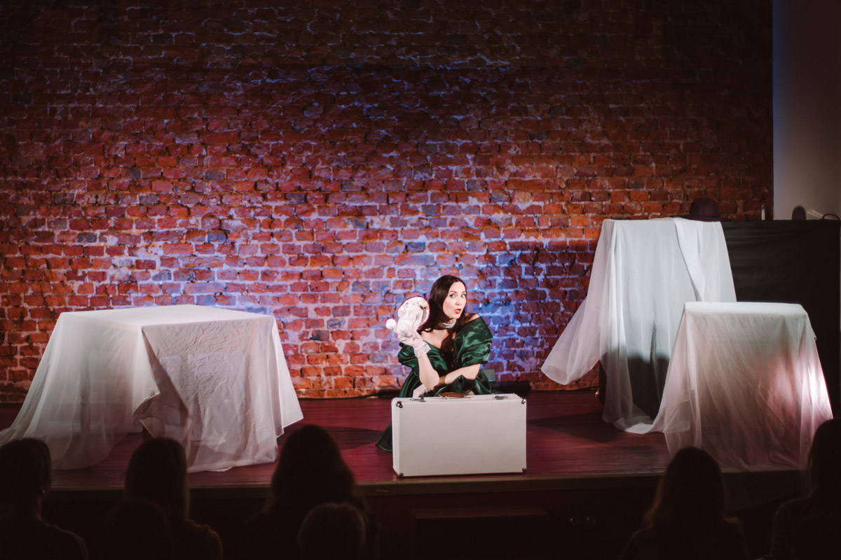 26 марта Валерия Емельянова представит моноспектакль «Шоколад» в баре «Другой». История о трансформации души, свободе и внутренней силе сегодня звучит как личное высказывание и одновременно как размышление о времени и театре. О том, что значит для нее профессиональный праздник, почему для этого показа выбрано барное пространство и что стоит за рождением и развитием постановки, мы поговорили с актрисой накануне Международного дня театра.