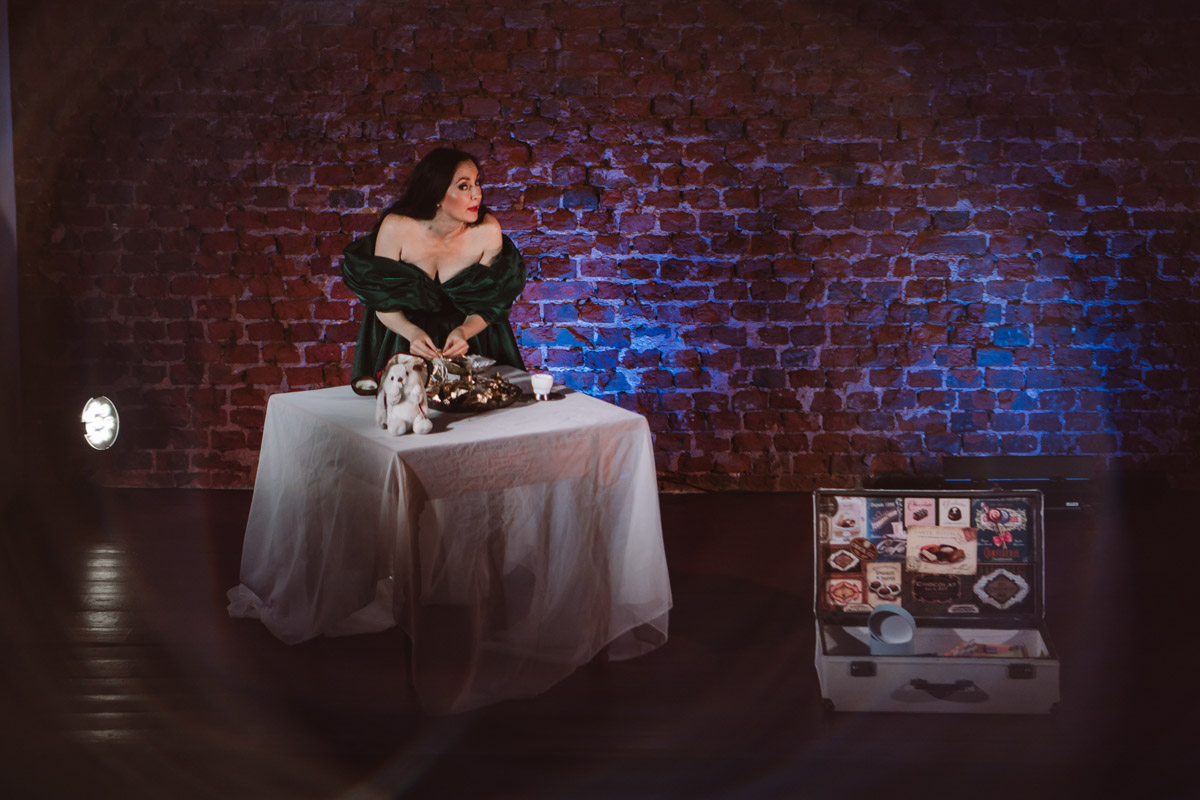 26 марта Валерия Емельянова представит моноспектакль «Шоколад» в баре «Другой». История о трансформации души, свободе и внутренней силе сегодня звучит как личное высказывание и одновременно как размышление о времени и театре. О том, что значит для нее профессиональный праздник, почему для этого показа выбрано барное пространство и что стоит за рождением и развитием постановки, мы поговорили с актрисой накануне Международного дня театра.