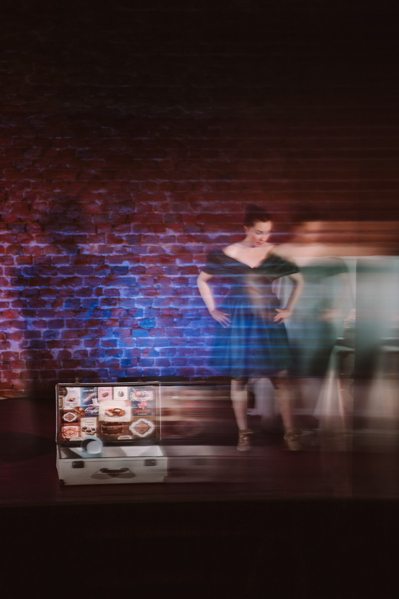 26 марта Валерия Емельянова представит моноспектакль «Шоколад» в баре «Другой». История о трансформации души, свободе и внутренней силе сегодня звучит как личное высказывание и одновременно как размышление о времени и театре. О том, что значит для нее профессиональный праздник, почему для этого показа выбрано барное пространство и что стоит за рождением и развитием постановки, мы поговорили с актрисой накануне Международного дня театра.