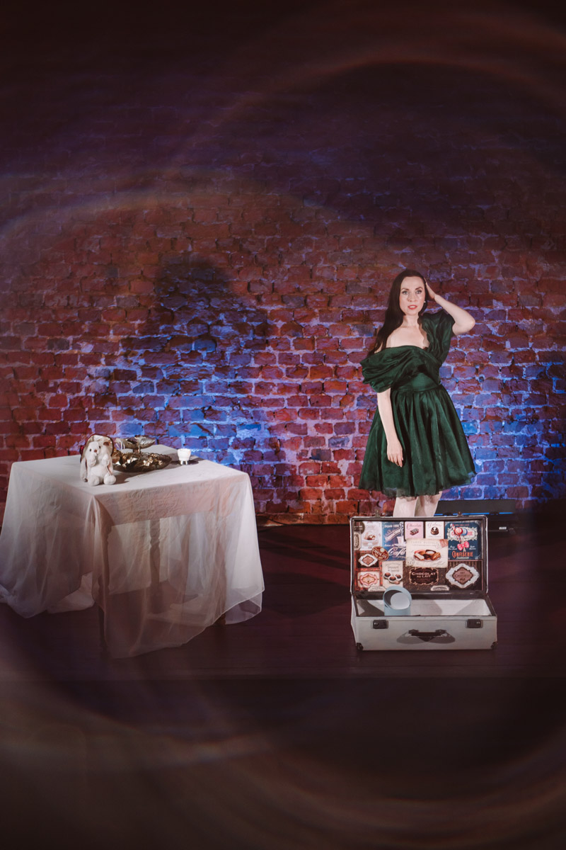 26 марта Валерия Емельянова представит моноспектакль «Шоколад» в баре «Другой». История о трансформации души, свободе и внутренней силе сегодня звучит как личное высказывание и одновременно как размышление о времени и театре. О том, что значит для нее профессиональный праздник, почему для этого показа выбрано барное пространство и что стоит за рождением и развитием постановки, мы поговорили с актрисой накануне Международного дня театра.