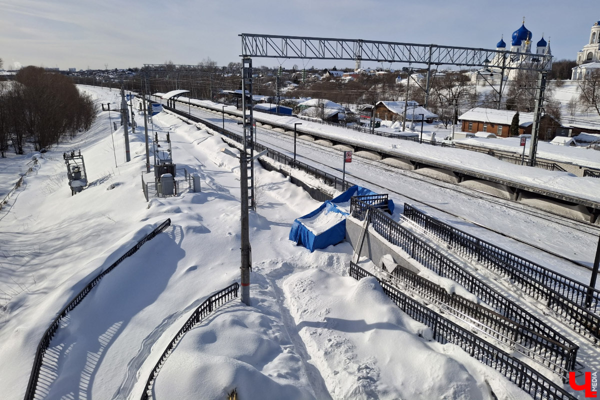 Во Владимире с наступлением оттепели официально стартовал сезон ремонтных работ. В центре внимания — многочисленные ямы, которые заделывают с использованием литой асфальтобетонной смеси. Немало в городе и других событий на дорожную тематику. Например, ввели бесплатную пересадку и убрали парковку. О транспортной арифметике — в нашем обзоре.
