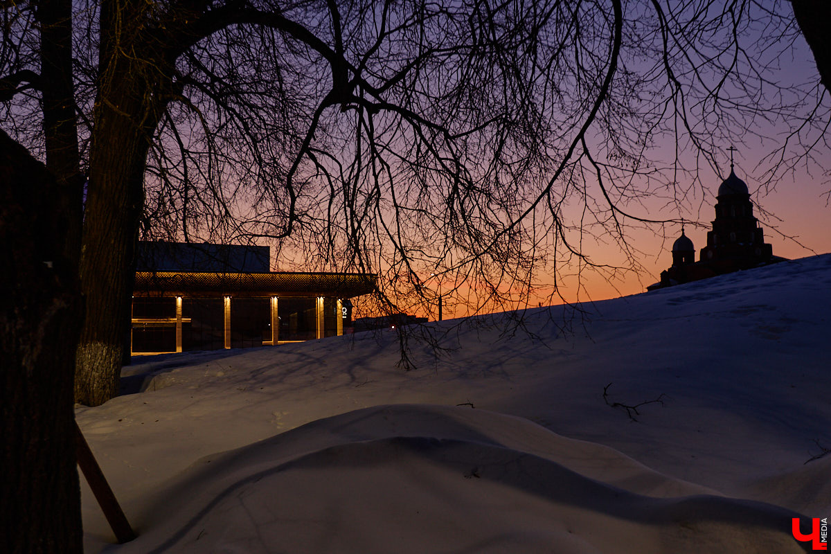 На архитектурную подсветку владимирских зданий могут потратить от 200 до 300 миллионов рублей. Конечно, не сразу, а примерно за пару лет, чтобы к юбилею Золотого кольца исторический центр засиял по-новому. Пока же амбициозный проект только в начальной стадии реализации. Однако фасадов, которые радуют глаз иллюминацией, все-таки стало больше. «Ключ-Медиа» прогулялся по вечернему городу.