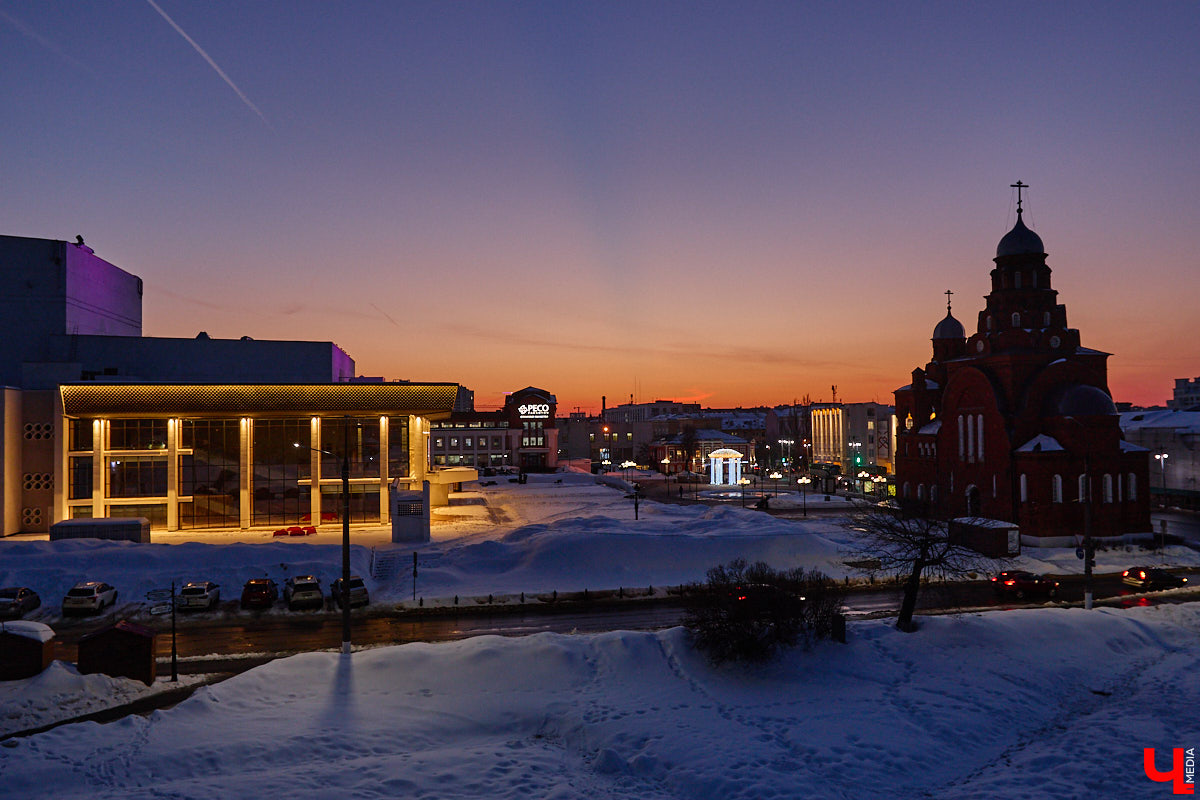 На архитектурную подсветку владимирских зданий могут потратить от 200 до 300 миллионов рублей. Конечно, не сразу, а примерно за пару лет, чтобы к юбилею Золотого кольца исторический центр засиял по-новому. Пока же амбициозный проект только в начальной стадии реализации. Однако фасадов, которые радуют глаз иллюминацией, все-таки стало больше. «Ключ-Медиа» прогулялся по вечернему городу.