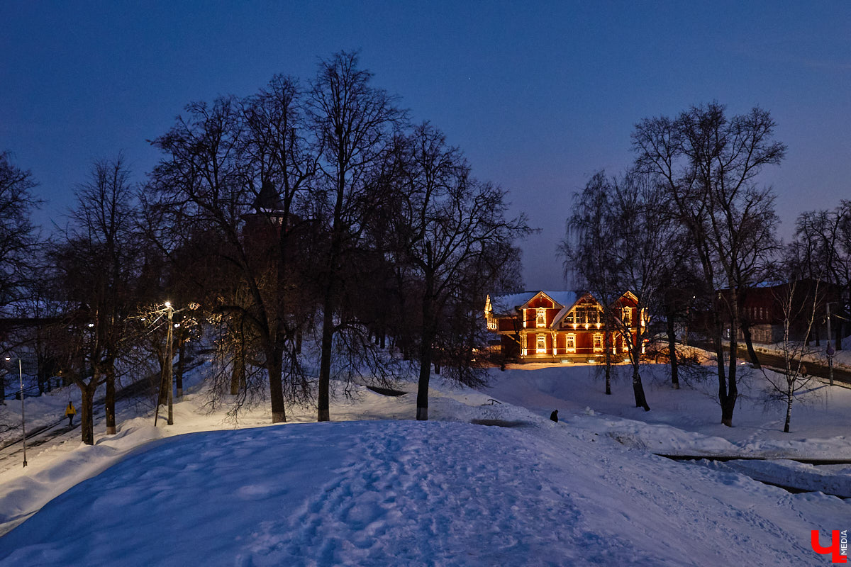 На архитектурную подсветку владимирских зданий могут потратить от 200 до 300 миллионов рублей. Конечно, не сразу, а примерно за пару лет, чтобы к юбилею Золотого кольца исторический центр засиял по-новому. Пока же амбициозный проект только в начальной стадии реализации. Однако фасадов, которые радуют глаз иллюминацией, все-таки стало больше. «Ключ-Медиа» прогулялся по вечернему городу.